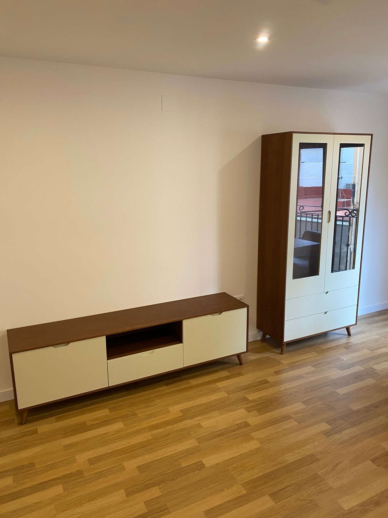 vitrina madera y cristal