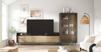 Mueble de salón moderno con frentes en madera y armazón en grafito