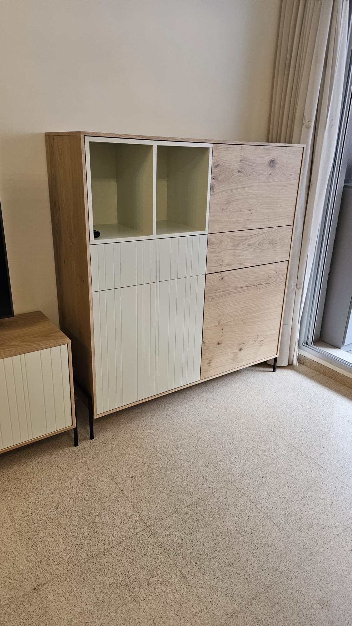 aparador blanco y madera